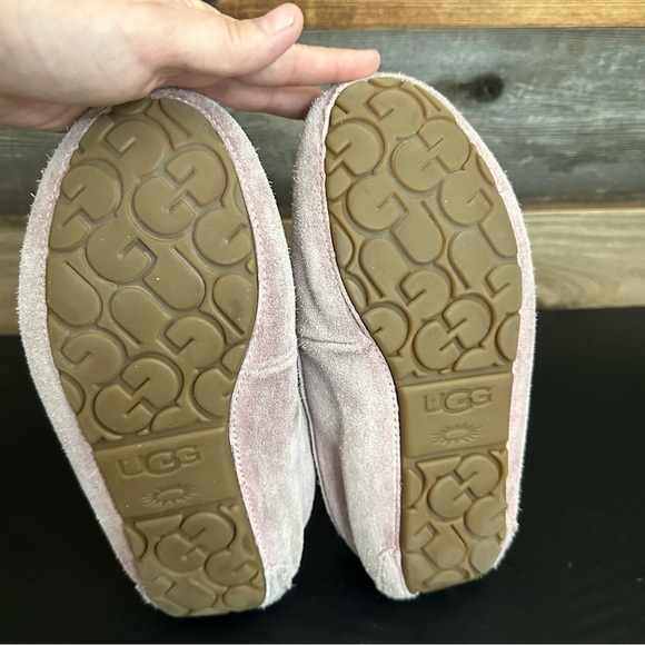 UGG Ansley Women’s Light Pink Suede Sherpa Lined Slipper Pink 7 Mocassins - Picture 8 of 10